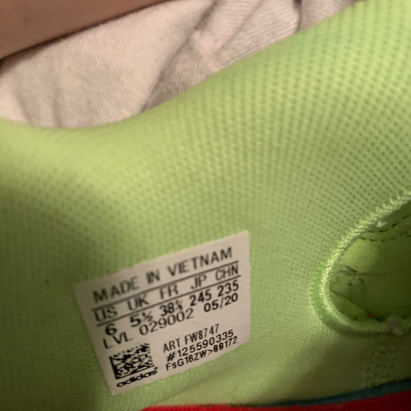 Limited edition Spider-Man adidas running shoes - Picture 6 of 6